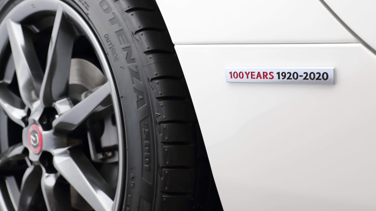 100-års jubilæumslogo på Mazda MX-5