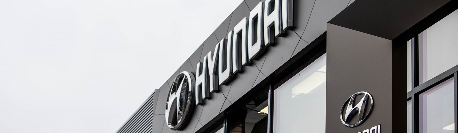 Hyundai-logo på facaden hos Terminalen 